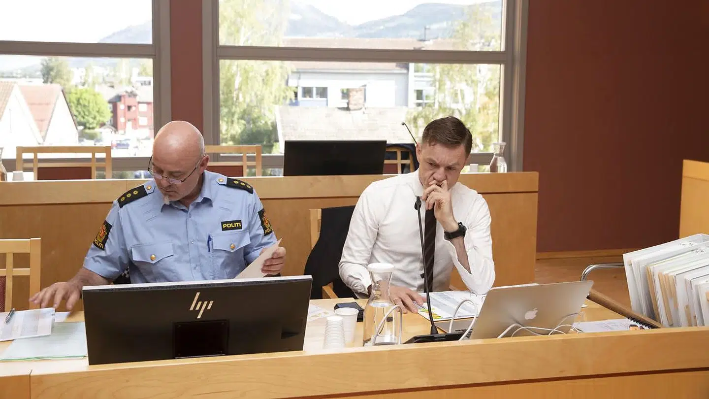 Statsadvokat Jo Christian Jordet (t.h) og politibetjent Brede Holdbekken under mandagens retssag mod den 17-årige unge mand.