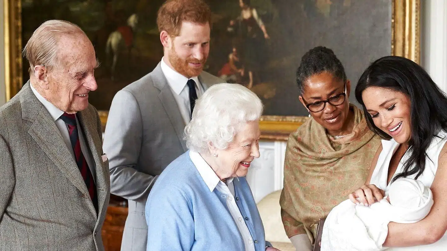 Her ses de nybagte forældre Meghan og prins Harry med dronning Elizabeth, prins Philip og Doria Ragland.
