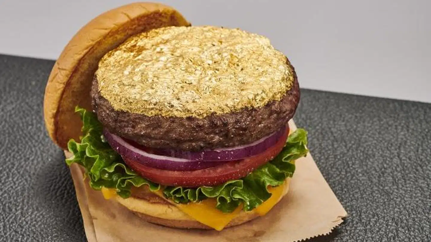 Guldburgeren koster - inklusiv pommes - 220 kroner.