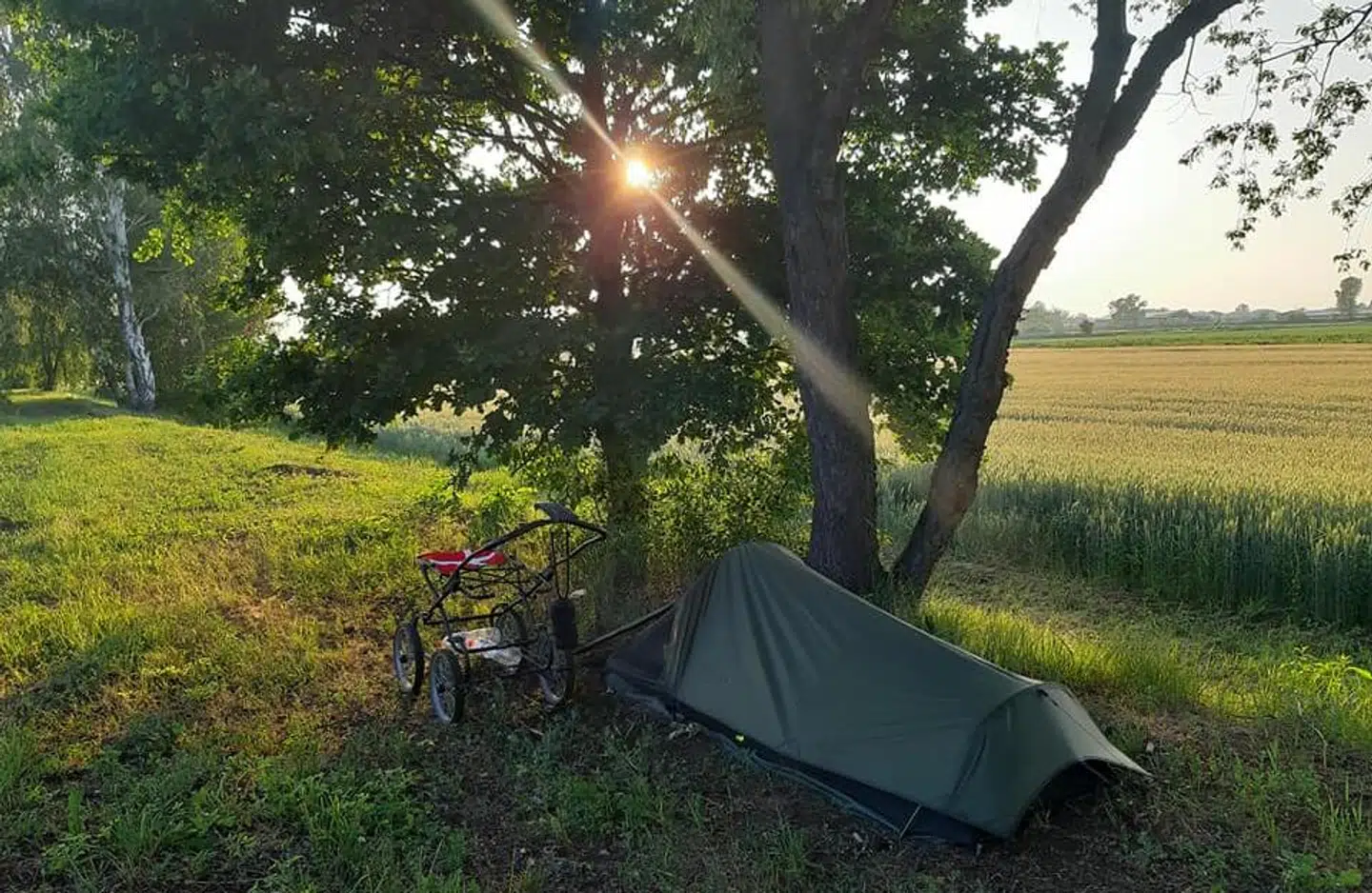 Patrick Cakirli går lige nu gennem Europa. Her har han sat teltet op i Tyskland.