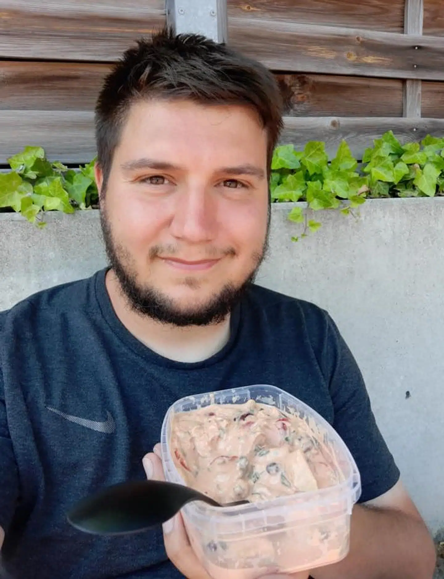 Patrick Cakirli er på et stramt budget, så sommetider står frokosten på en liter kartoffelsalat.