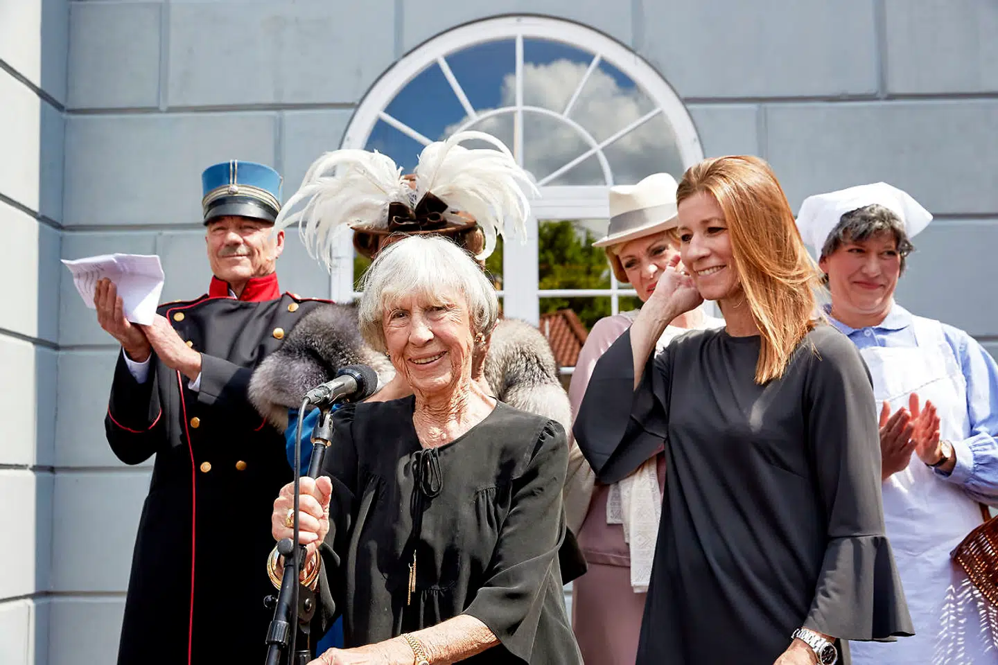 »Jeg har mistet min stemme, men ikke den til Folketinget,« sagde Lise Nørgaard foran de mange fremmødte.