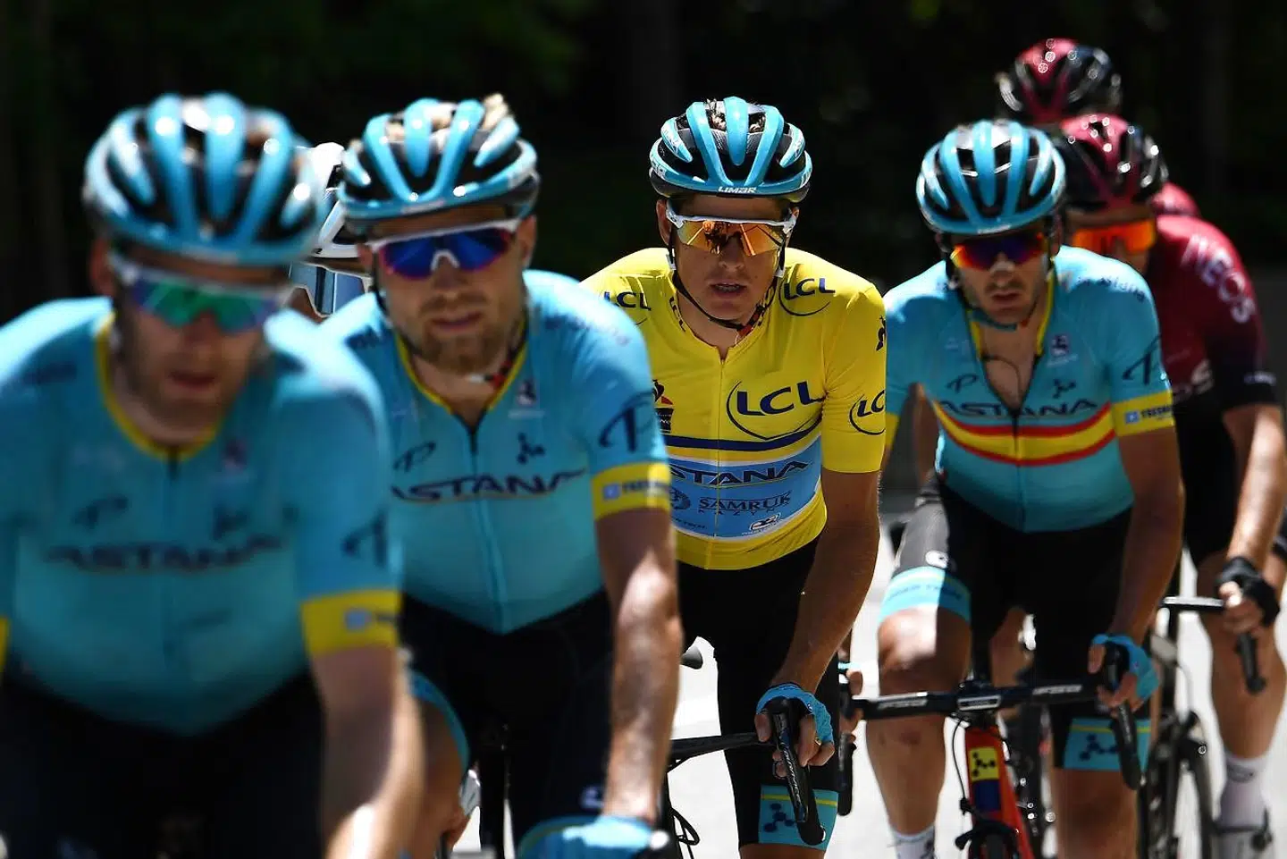 Jakob Fuglsang (i gult) omringet af holdkammeraterne fra Astana på 8. og sidste etape.