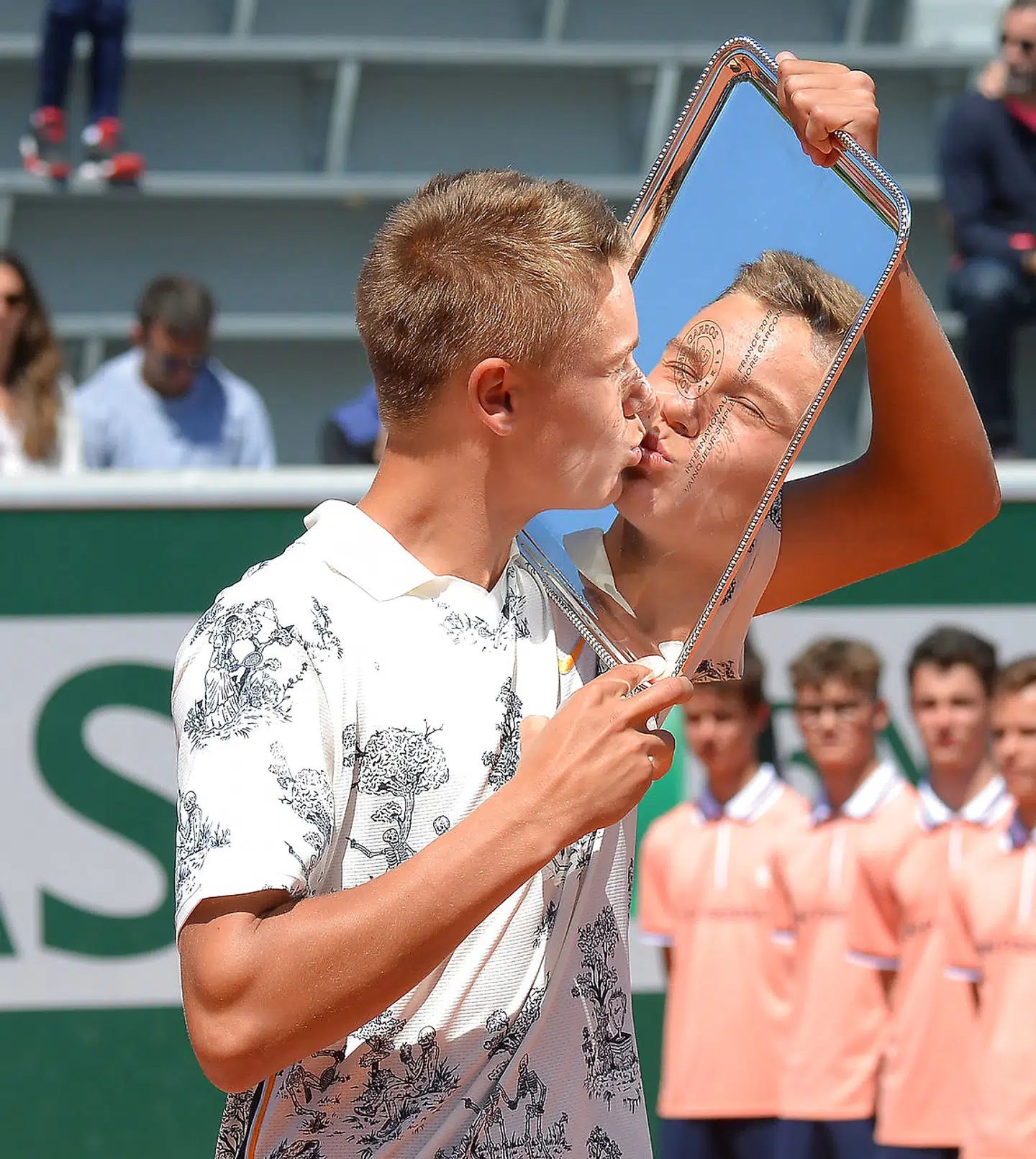 Holger Rune ved præmieoverrækkelsen efter at have vundet drengesinglefinalen ved French Open i Paris.