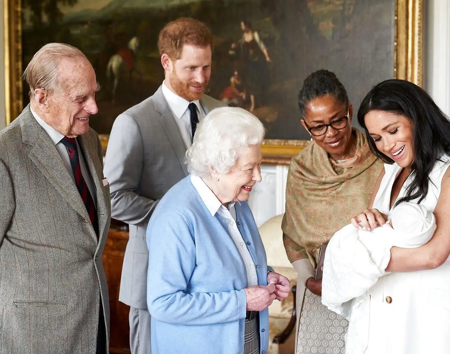 Prins Harry og hertuginde Meghan lille søn møder sin mormor Doria Raglan, oldemor dronning Elizabeth og oldefar prins Philip.