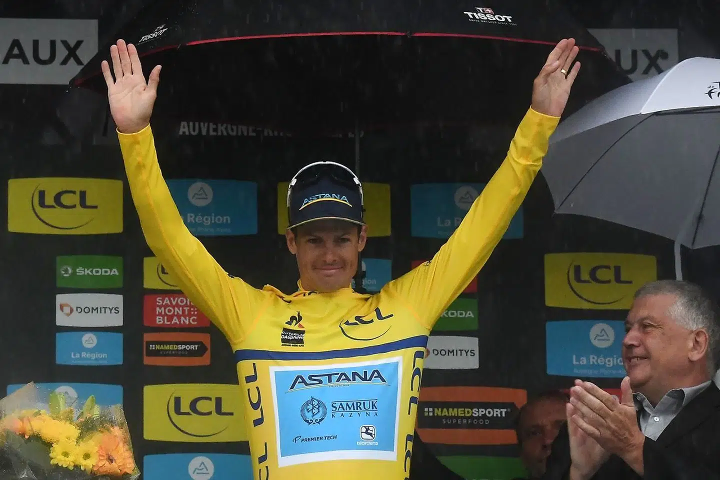 En triumferende Jakob Fuglsang har fået overrakt den gule trøje efter lørdagens etape af Criterium du Dauphiné.