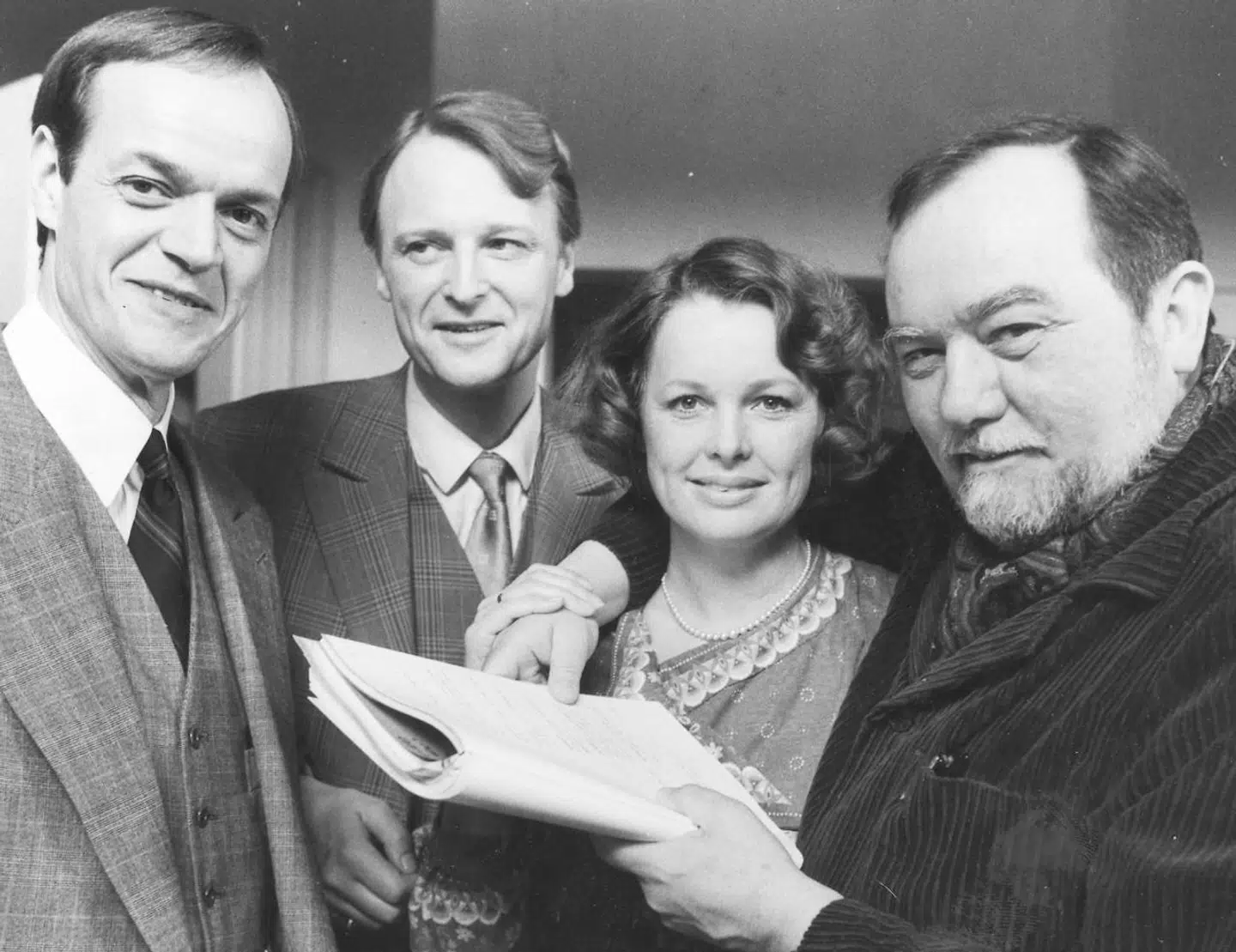 Instruktør Erik Balling i selskab med Ghita Nørby, Jørgen Buckhøj og Bent Mejding under optagelserne til 'Matador'.