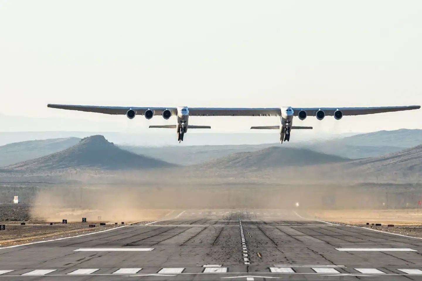 Stratolaunch, der her ses under prøveflyvningen i april i delstaten Californien, er designet til at skyde satellitter med en vægt på op til næsten 227 ton i kredsløb om Jorden fra luften. Handout/Ritzau Scanpix