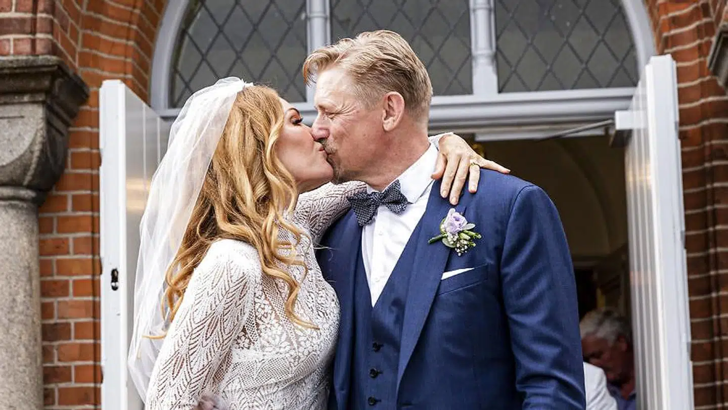 Peter Schmeichel og Laura von Lindholm sagde lørdag 'ja' til hinanden i Egebæksvang Kirke i Espergærde. (Foto: Uffe Weng)