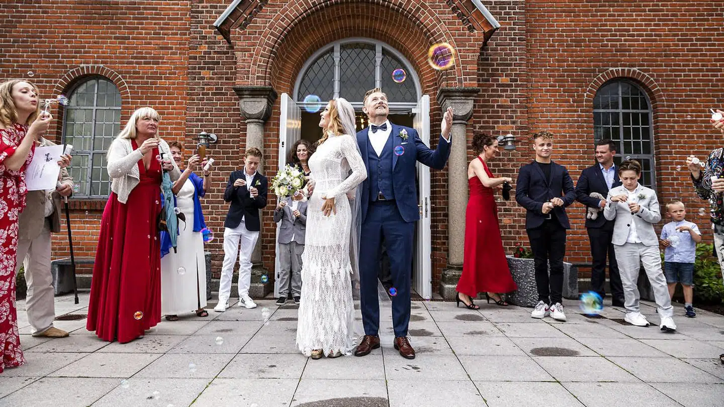 Ingen ris gik til spilde, da parret kom ud fra kirken. I stedet pustede gæsterne nemlig bobler mod det nygifte par. (Foto: Uffe Weng)