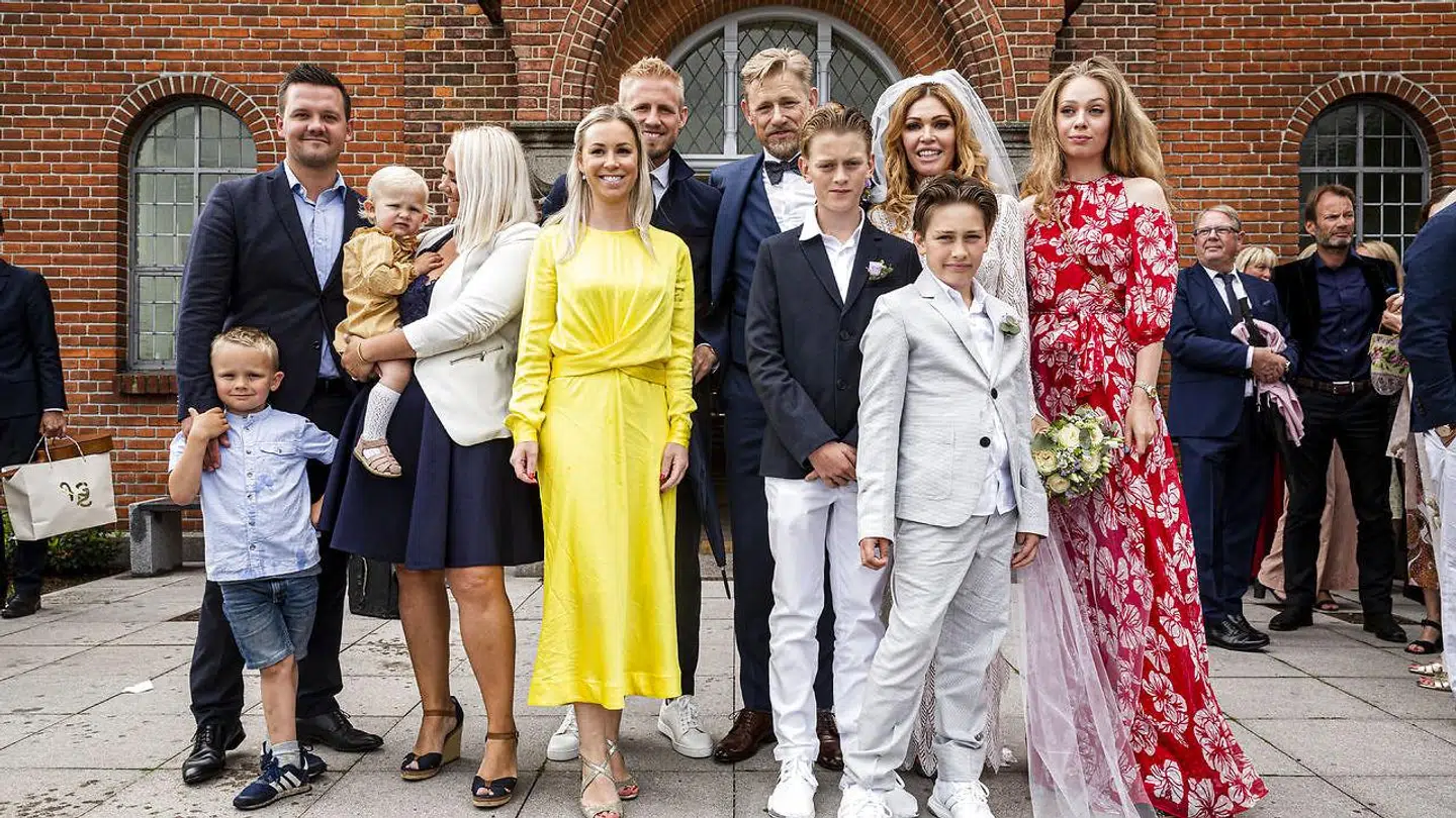 Hele den sammenbragte familie ses her foran kirken i Espergærde. (Foto: Uffe Weng)
