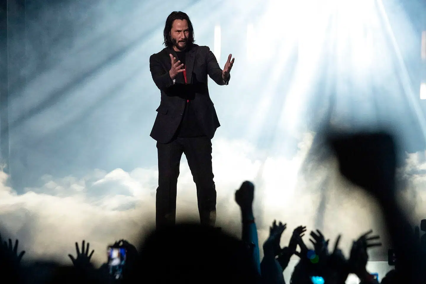 Keanu Reeves deltog i E3-spilmessen, hvor han reklamerede for spillet 'Cyberpunk 2077', som han er med i. Under hans optræden blev der råbt 'Du er betagende' fra en mandlig fan. Det fik ham til at råbe 'Nej, du er betagende. I er alle sammen betagende' tilbage, og efterfølgende er han endnu engagn blevet hyldet på hjemmesider som Reddit og 9gag som den mest populære skuespiller i verden. (Scanpix)
