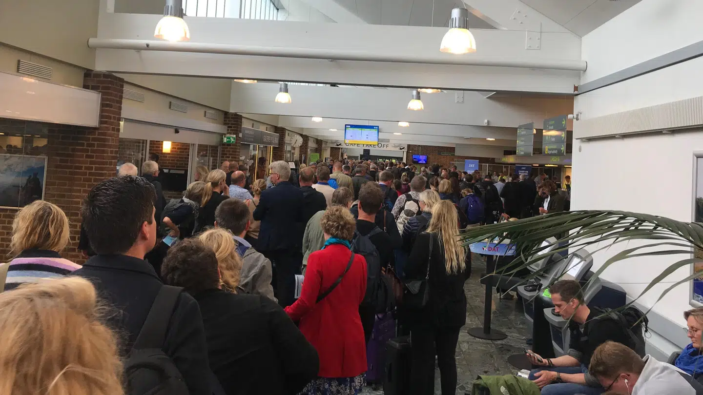Mange mennesker i Bornholms Lufthavn.