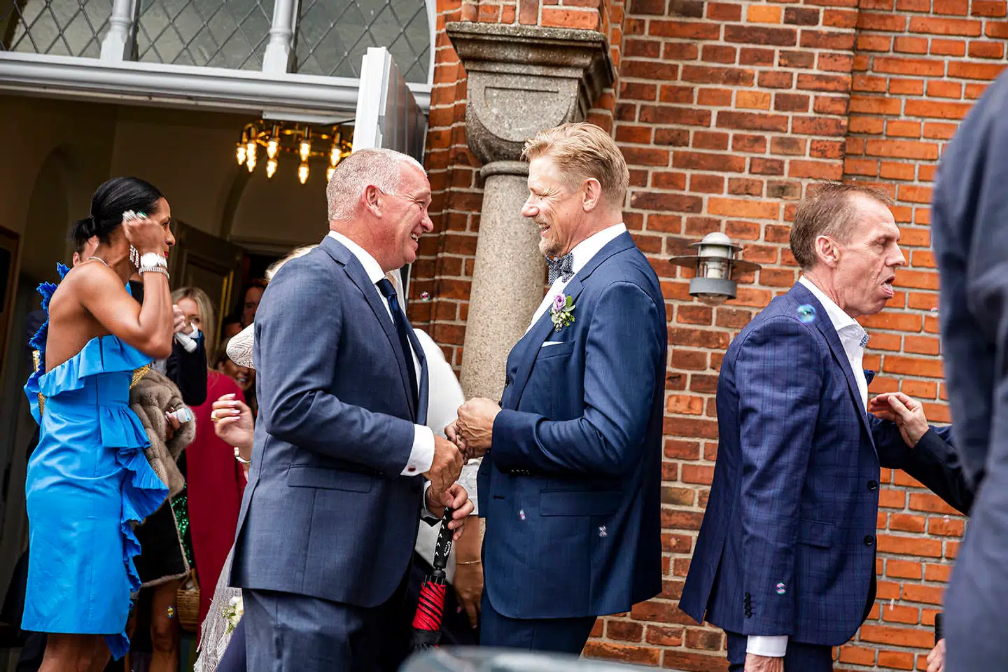 Vennen John Faxe Jensen hilser på.