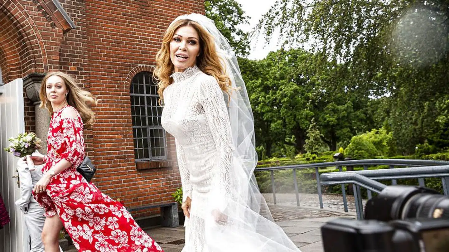 Dagens hovedperson, bruden Laura von Lindholm, Bruden ankommer iført en blondekjole, som hendes veninde har syet.