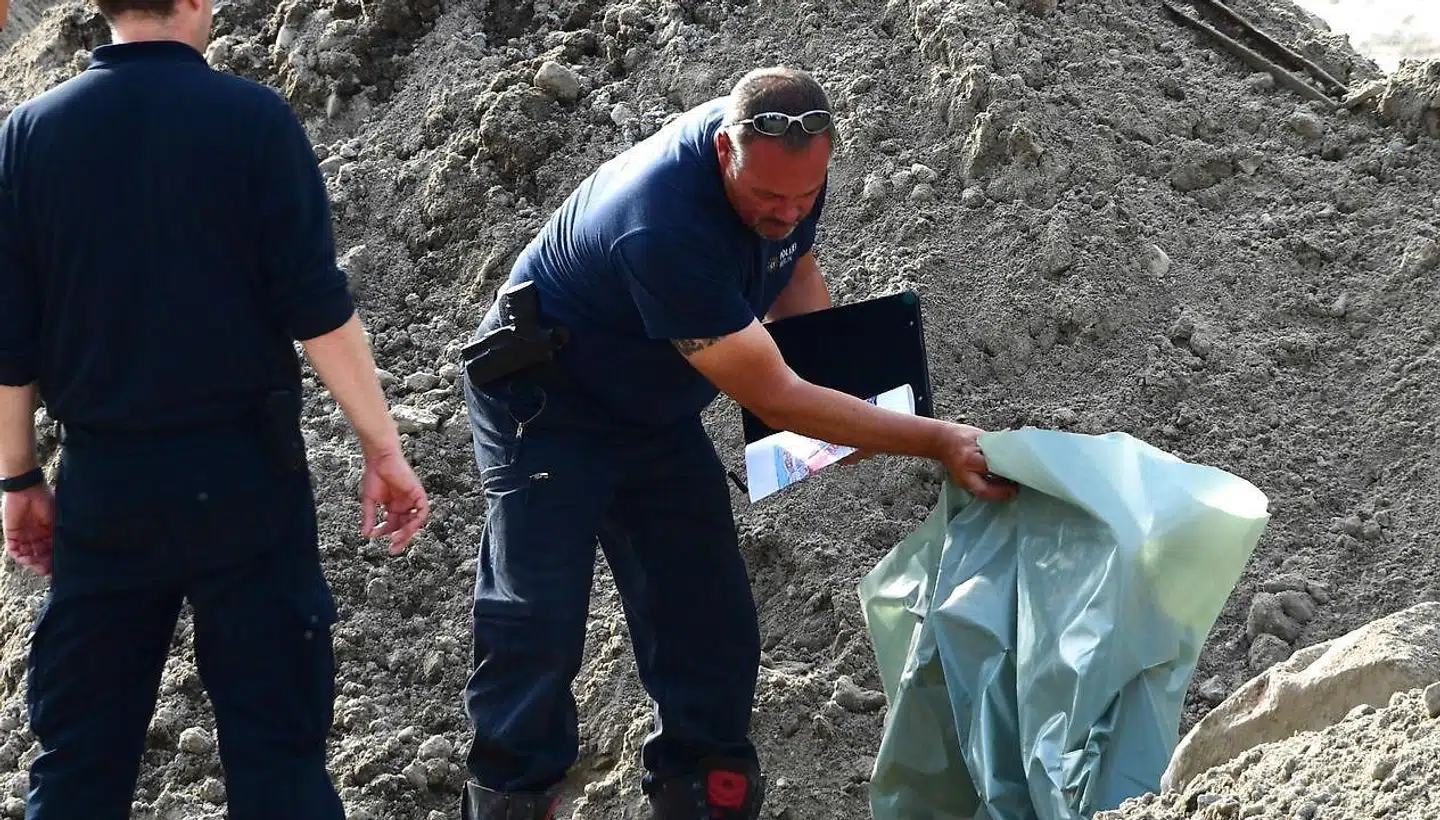 Her ses en tysk bombe-ekspert, der undersøger fundet.