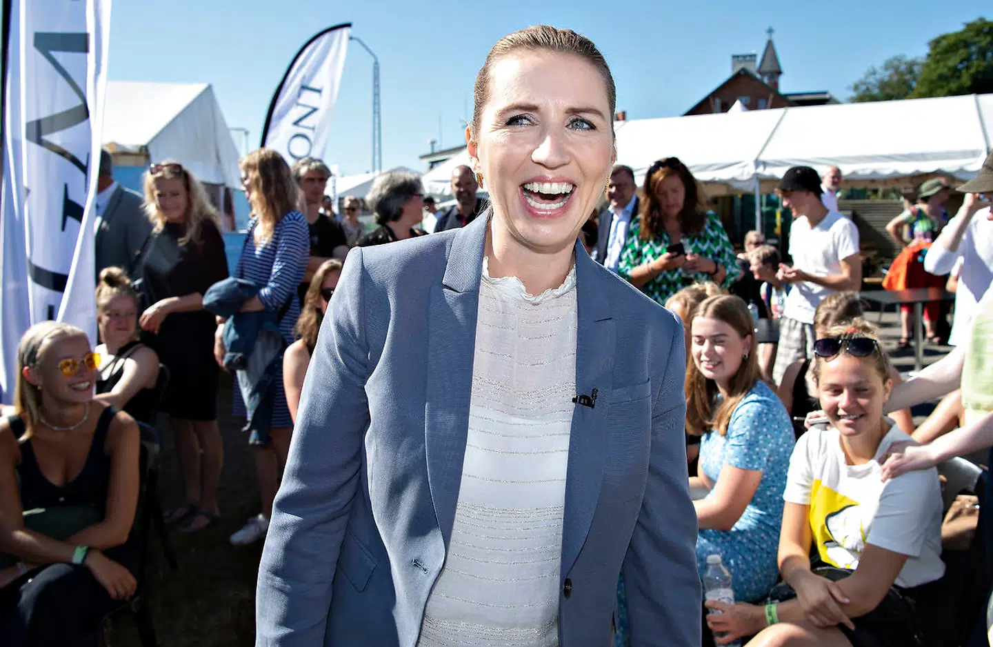 Folkemøde 2019. Danmarks sandsynligvis kommende statsminister Mette Frederiksen gæster Egmont-teltet i en live-udgave af Euroman. Mette Frederiksen besøgte også teltet sidste år, hvor hun afslørede, at hun vil give USAs præsident Donald Trump en krammer, hvis hun bliver statsminister. Kom og hør, hvad Euromans chefredaktør Karl Erik Stougaard får ud af hende i år. Allinge fredag den 14. juni 2019.