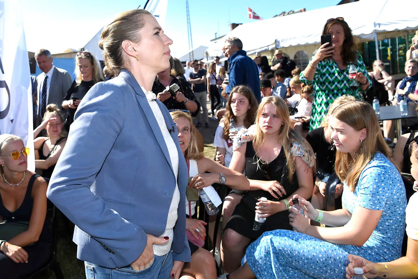 Folkemøde 2019. Danmarks sandsynligvis kommende statsminister Mette Frederiksen gæster Egmont-teltet i en live-udgave af Euroman. Mette Frederiksen besøgte også teltet sidste år, hvor hun afslørede, at hun vil give USAs præsident Donald Trump en krammer, hvis hun bliver statsminister. Kom og hør, hvad Euromans chefredaktør Karl Erik Stougaard får ud af hende i år. Allinge fredag den 14. juni 2019.