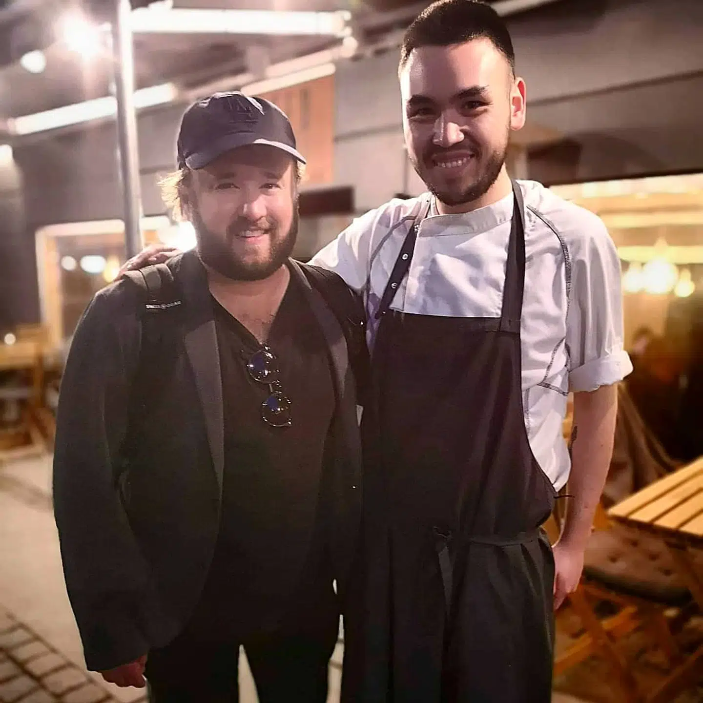Her ses Haley Joel Osment med Feed Bistros souschef, Alfonso Garcia. Den forhenværende barnestjerne var for nyligt på ferie i Danmark.