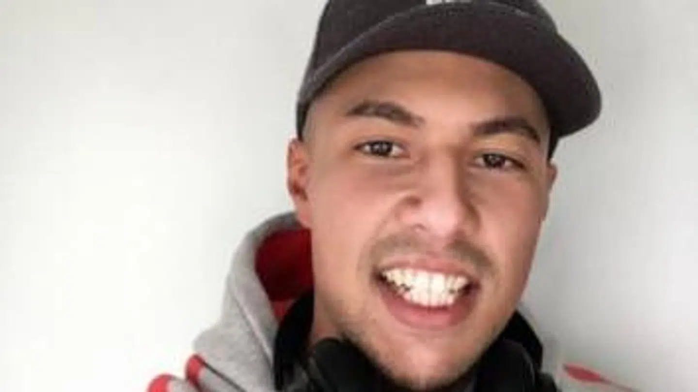 Nabil var rystet, da han så en håndværker smide en træstamme ned fra tredje sal.