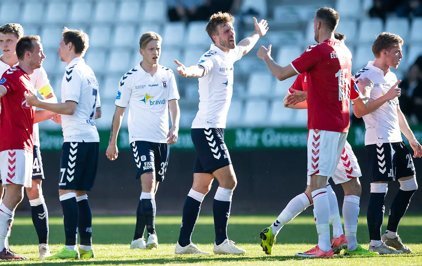 Det dramatiske opgør mellem Vejle Boldklub og AGF endte ¨4-2 til aarhusianerne efter to sene scoringer.