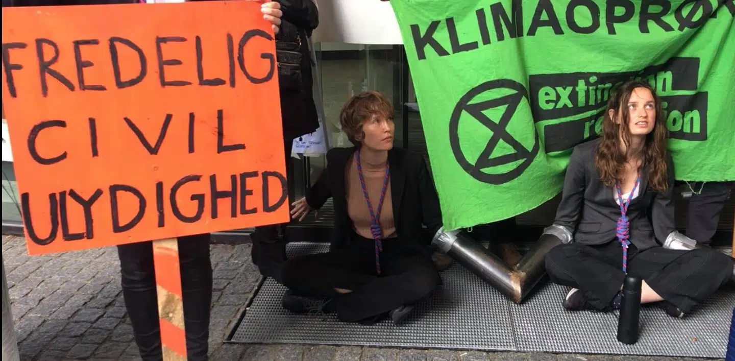 Aktivisterne har en løkke om halsen, der symbolisere det selvmord, de mener, verdens befolkning er ved at begå, når de ikke tager klimakrisen seriøst.