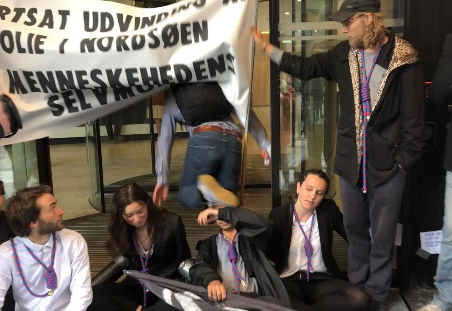 Nogle få af de ansatte i Total tvinger sig vej igennem aktivisternes barrikade.