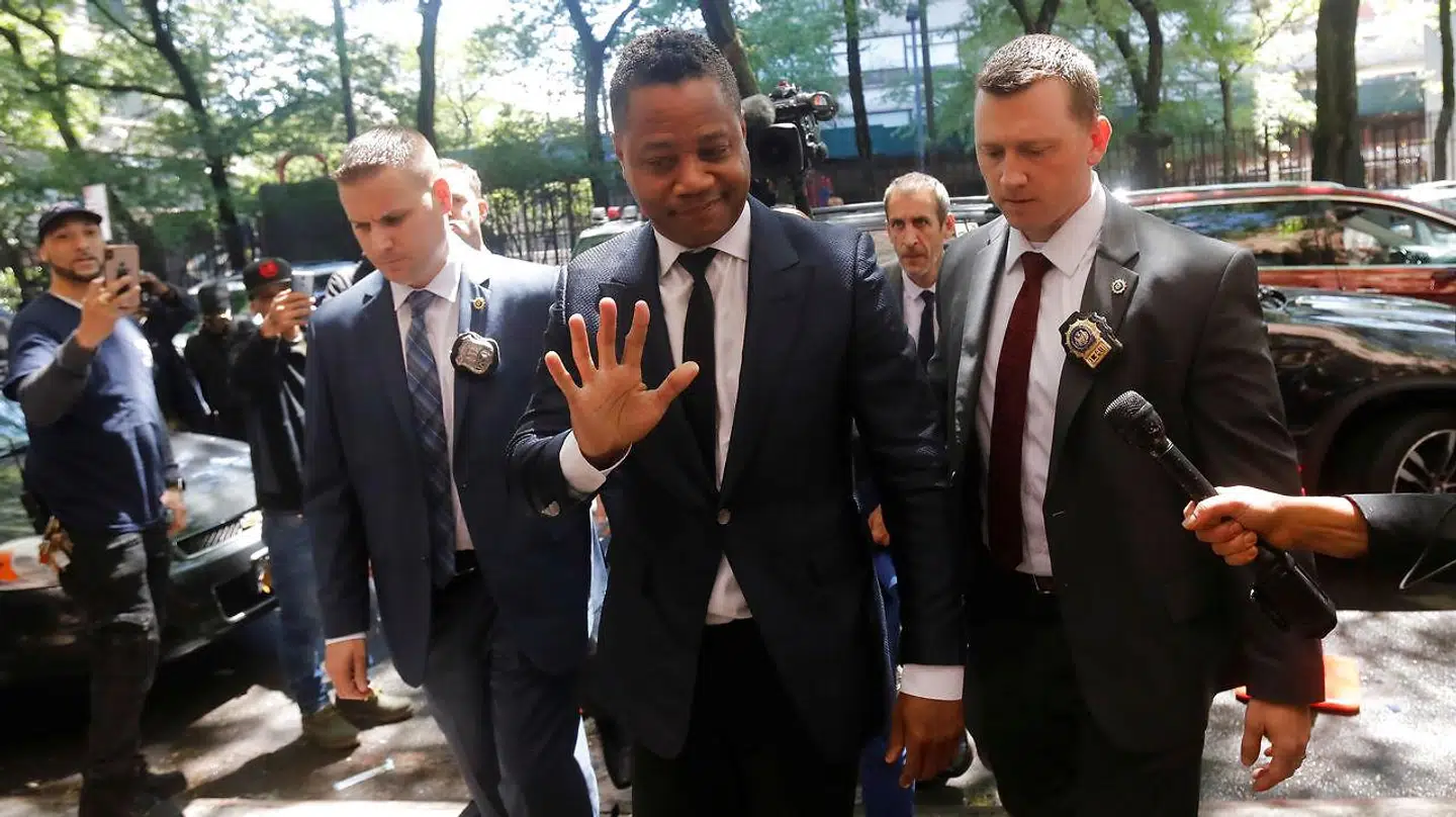 Her ankommer skuespilleren til politistationen i Harlem.