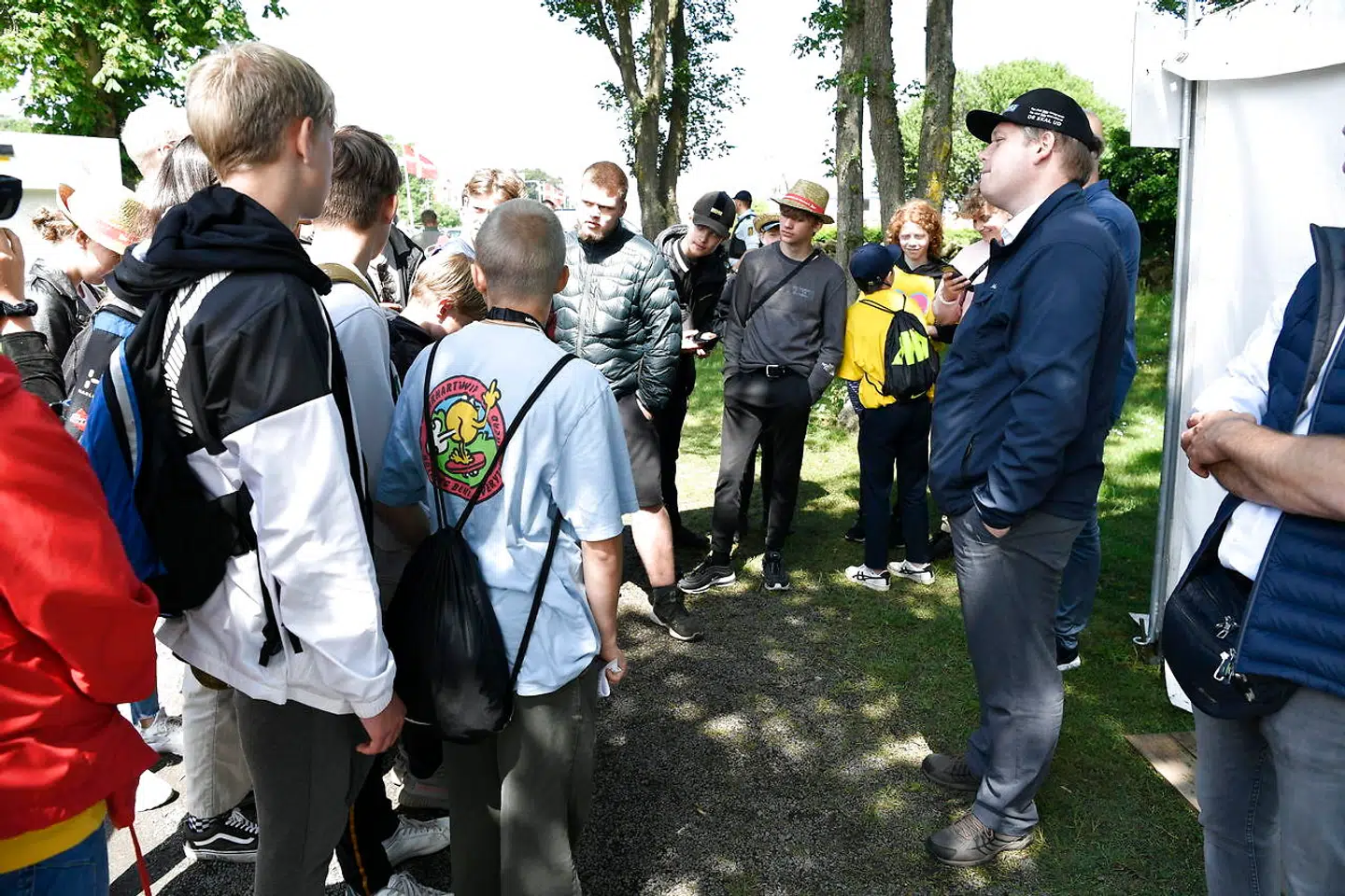 Især unge drenge vil gerne tale med Rasmus Paludan ved Folkemødet i Allinge på Bornholm.