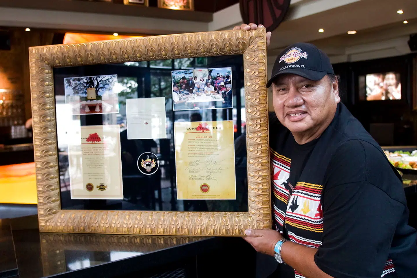 Max Osceola fra den amerikanske indianerstamme Seminole står her foran Hard Rock Café i København.