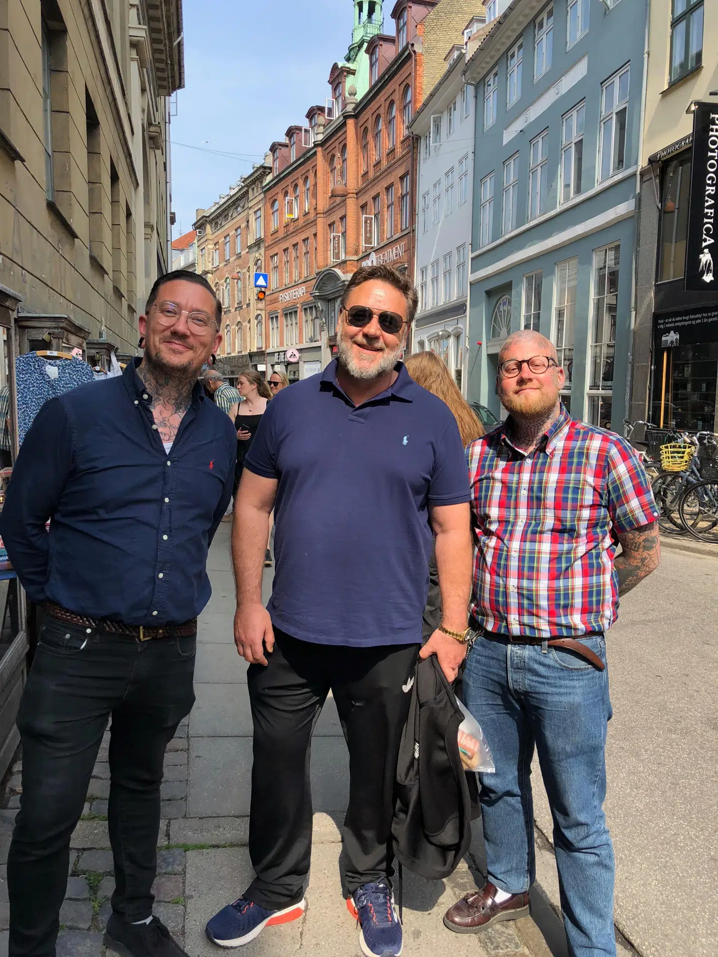 Russell Crowe sammen med Jonas Hausted Peitersen og Morten Spangsvig