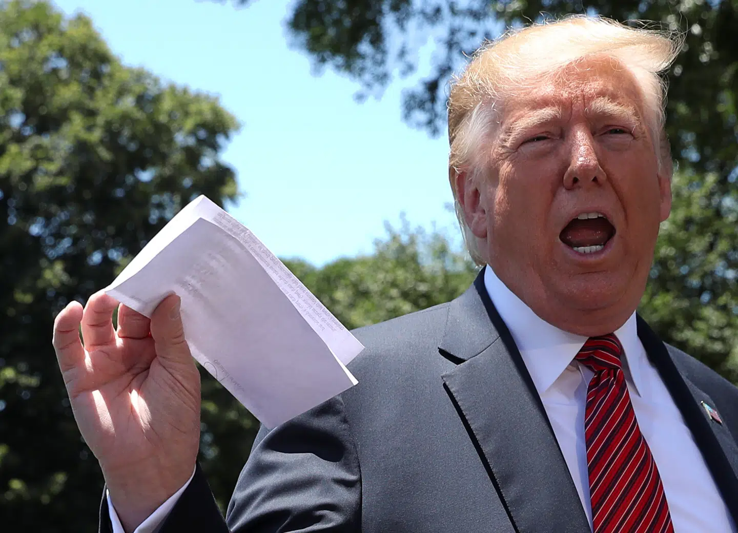 Mexico-aftalen i Trumps hånd var delvist gennemsigtig på grund af modlys.