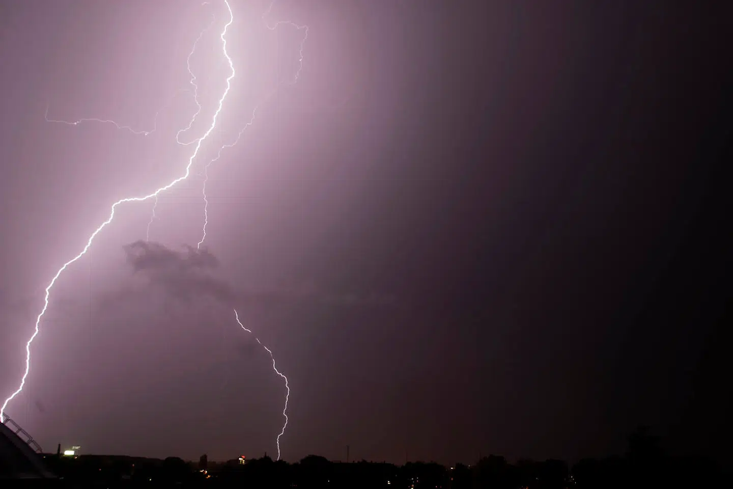 Flere tusinde lyn glimtede over Danmark onsdag aften, da et kraftigt uvejr ramte landet. Billedet er hentet i arkivet og viser et uvejr over København ved en tidligere lejlighed. (Arkivfoto)