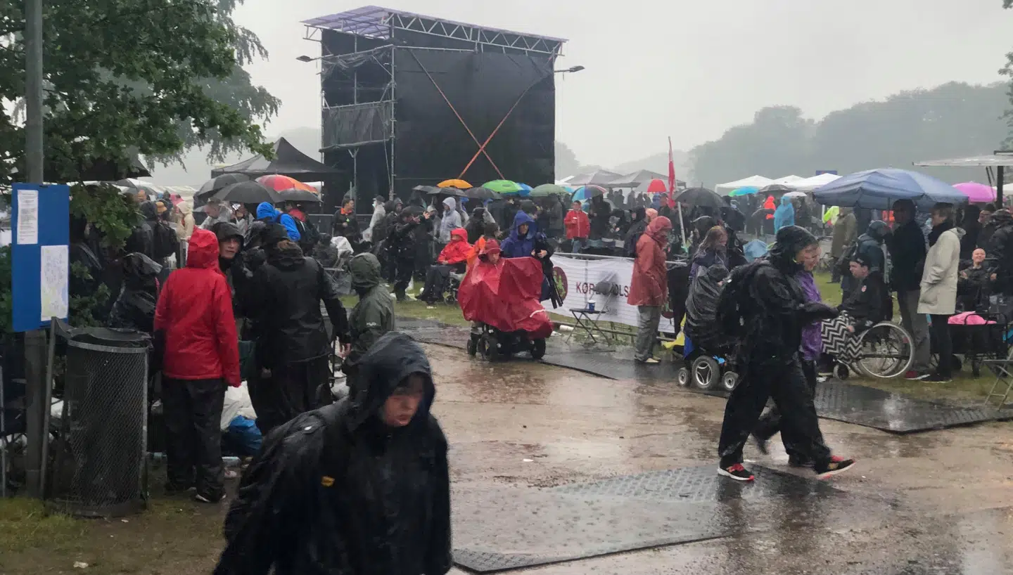 Billede fra Sølund Musik-Festival 2019, som er ramt af kraftig regn.