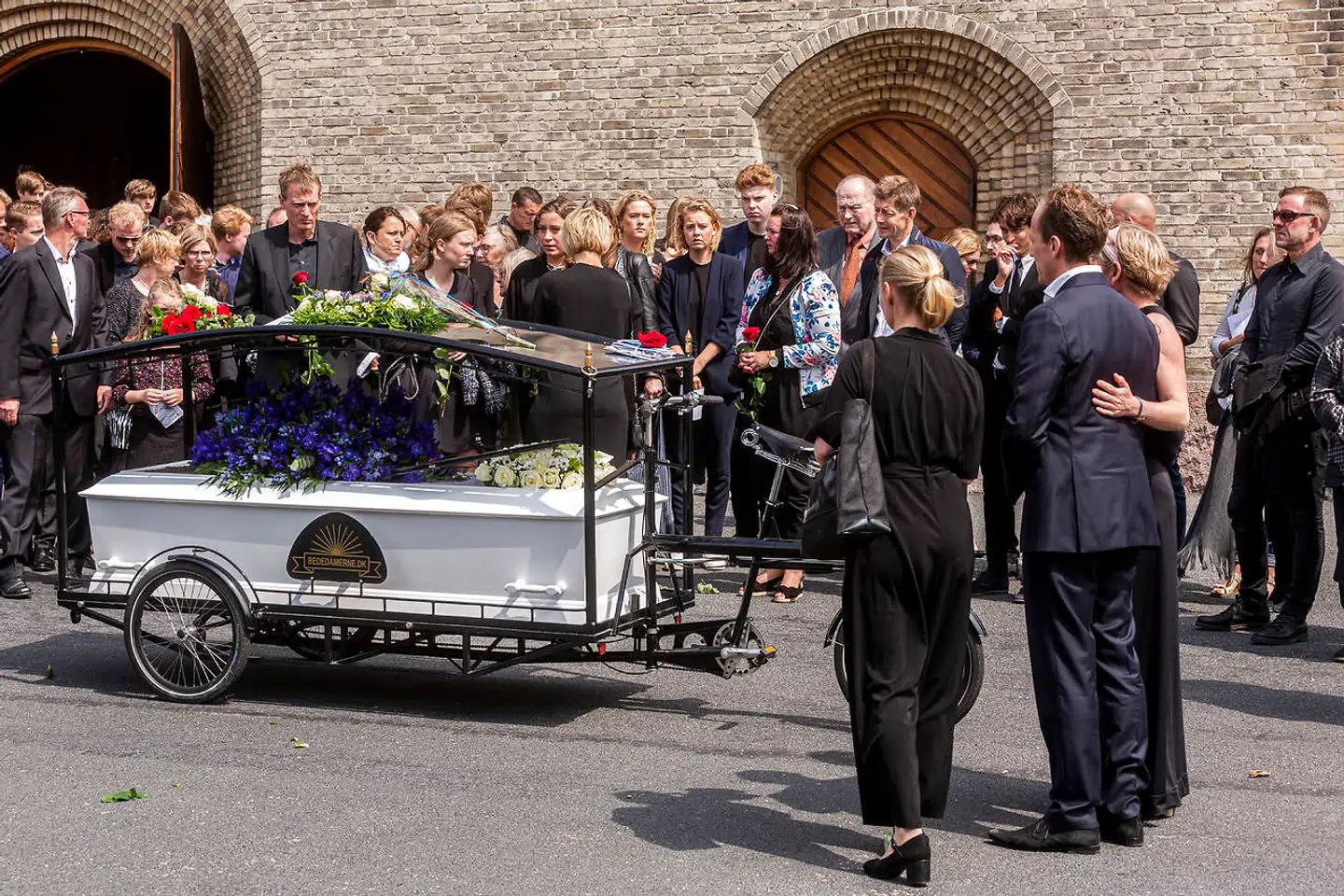 Kisten blev meget symbolsk placeret på en cykel, inden de omkring 600 fremmødte sang en fællesssang til ære for Andreas Byskov Sarbo.