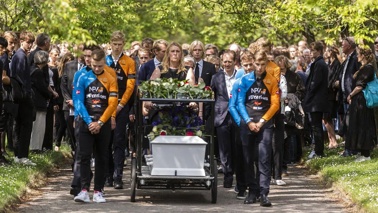 Cykelrytteren Andreas Byskov, der den 31. maj blev dræbt under et cykelløb, blev onsdag bisat fra Grundtvigs Kirke i København.