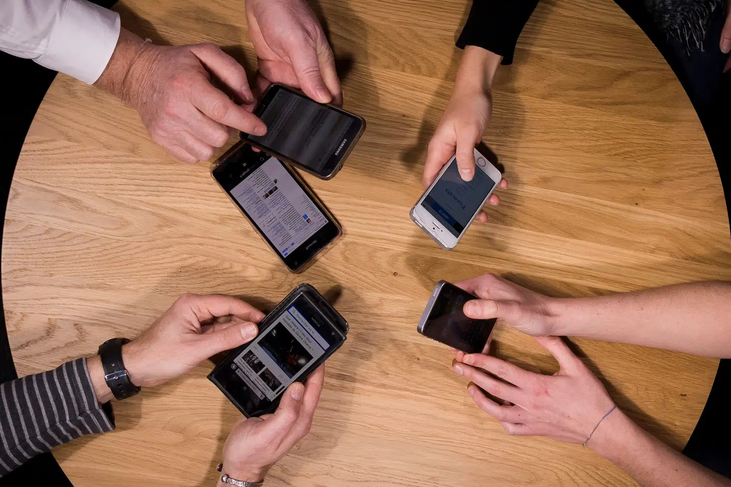 Dansk Industri og Danske Regioner vil undersøge mulighederne for at bruge de data, som borgerne opsamler om sig selv ved eksempelvis deres telefoner. (Arkivfoto). Lionel Bonaventure/Ritzau Scanpix