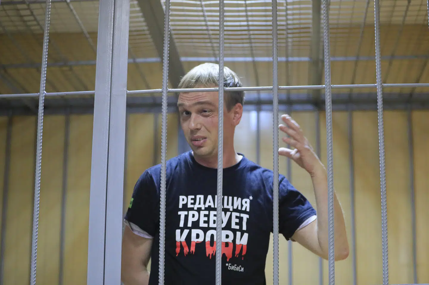 Den undersøgende russiske journalist Ivan Golunovs ansigt viste tegn på mishandling, da han lørdag blev fremstillet for en dommer for anklager om, at han skulle have solgt narko. På hans t-shirt står Redaktionelt arbejde kræver blod. Tatyana Makeyeva/Reuters