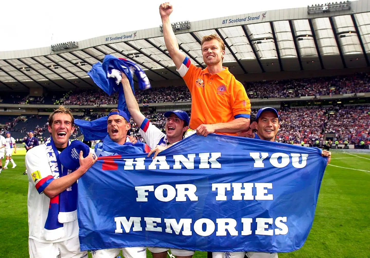 Fernando Ricksen (yderst til venstre) fejrer en pokaltitel i Rangers med Ronald de Boer, Shota Arveladze, Arthur Numan og Michael Mols i 2003.