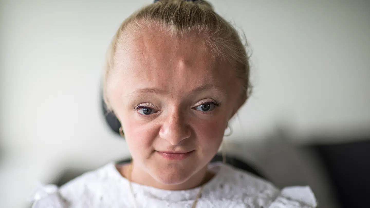 Marie Holm Laursen sidder i kørestol og har dagligt hjælpere, som kommer og hjælper hende.