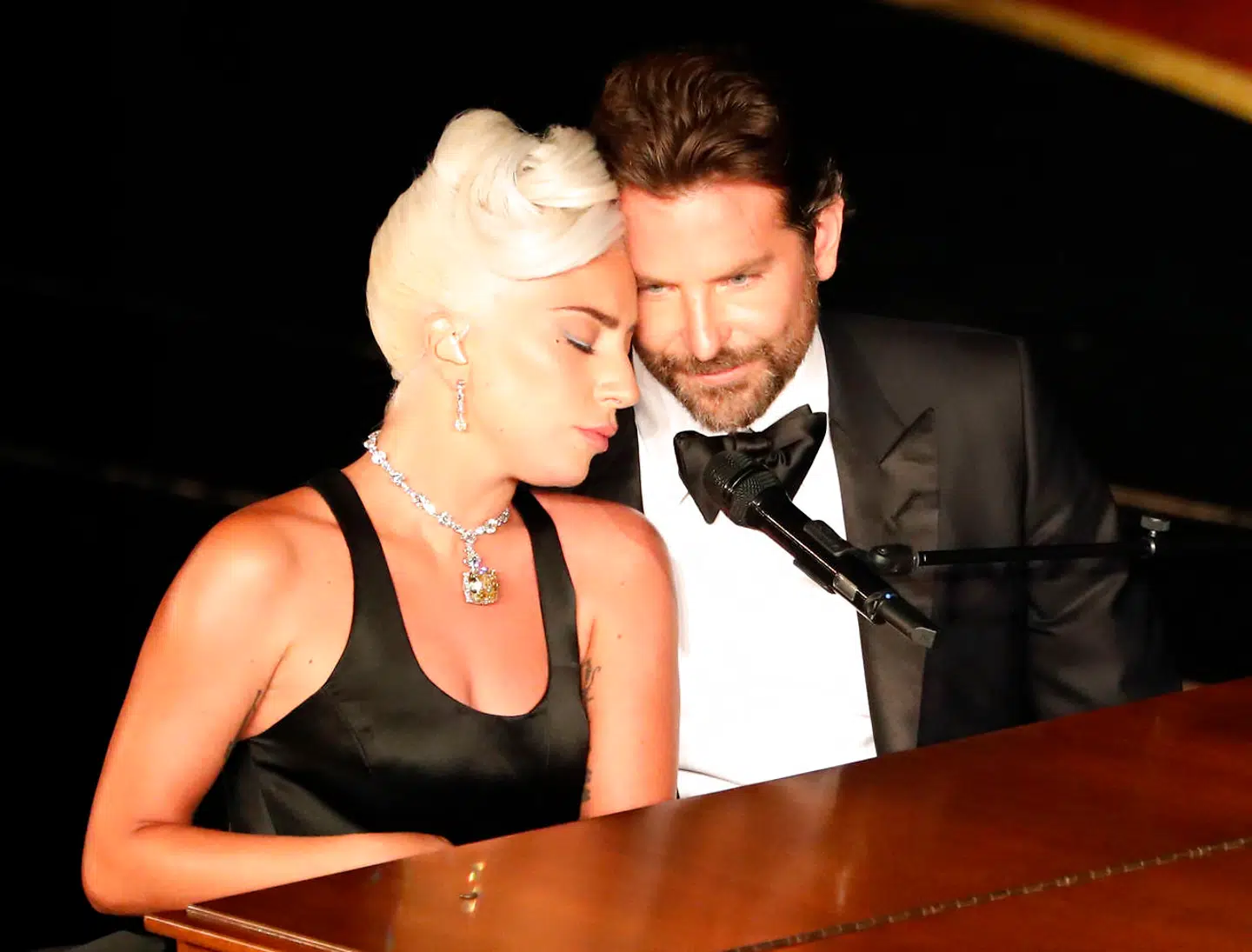 Gaga og Bradleys intime Oscar-optræden satte gang i romance-rygter.