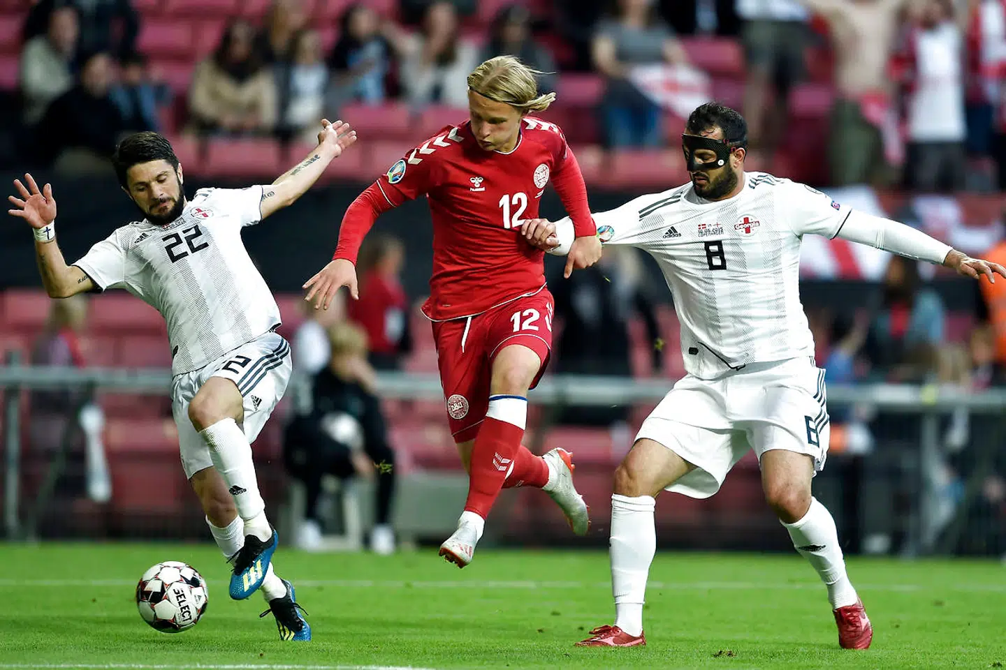 Kasper Dolberg glider igennem det georgiske forsvar.