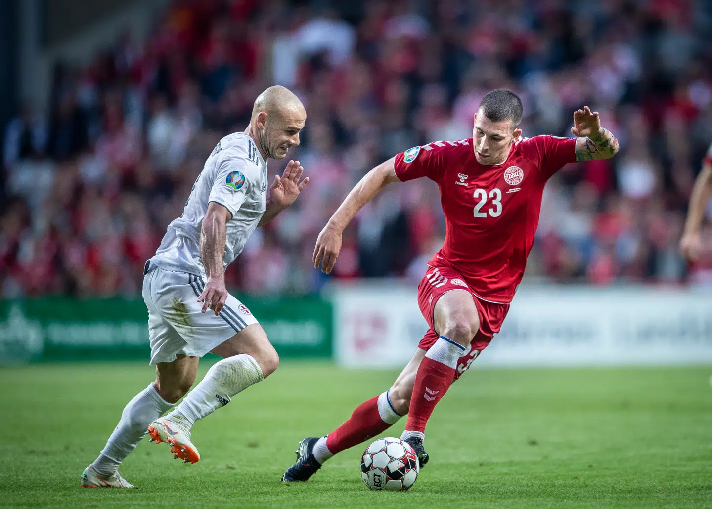 Denmark's Pierre Emile Hojbjerg (23) vies for the ball with Georgia's Jaba Kankava (L) during their Euro 2020 qualifier soccer match in Telia Parken, Copenhagen, Denmark June 10, 2019. (Foto: Liselotte Sabroe/Scanpix 2019)