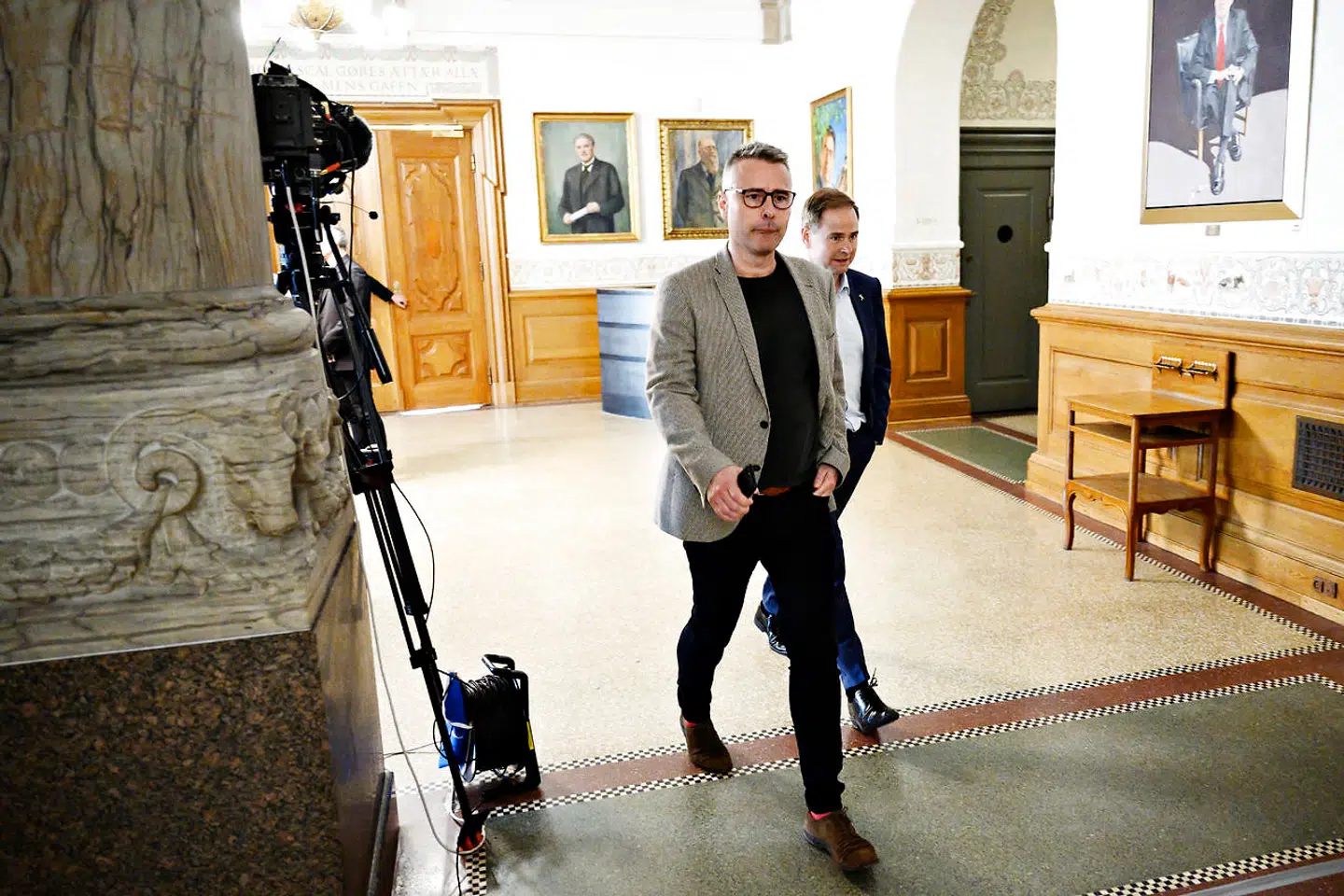 Henrik Sass Larsen og Nicolai Wammen fra Socialdemokratiet forlader lokalerne på Christiansborg, hvor de indledende regeringsforhandlinger finder sted, fredag den 7. juni 2019. Med Mette Frederiksen som kongelig undersøger går regeringsforhandlingerne i gang efter folketingsvalget 2019. Foto: Philip Davali/Ritzau Scanpix