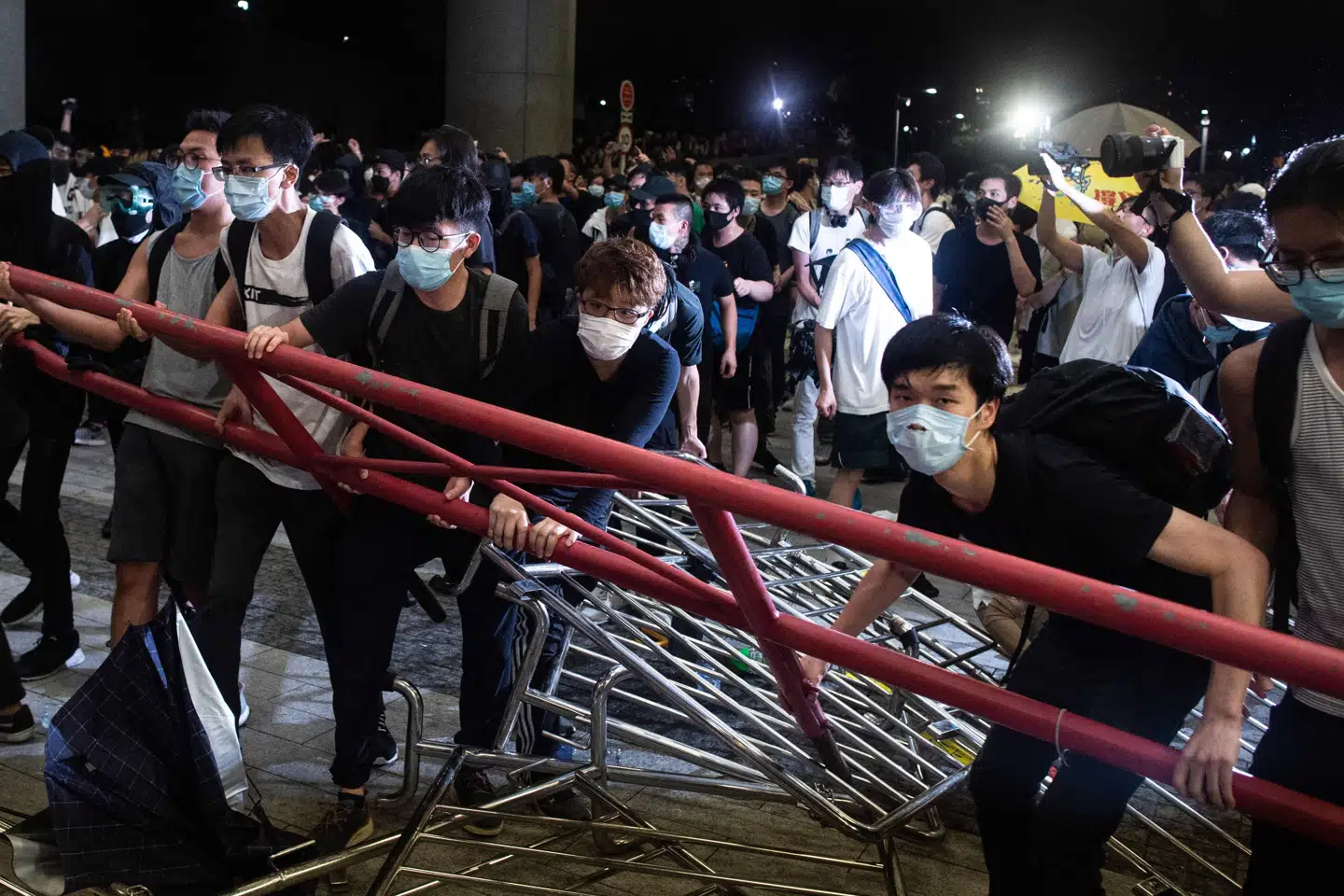 De relativt fredelige demonstrationer søndag førte senere søndag aften til sammenstød mellem demonstranter og politi. Philip Fong/Ritzau Scanpix