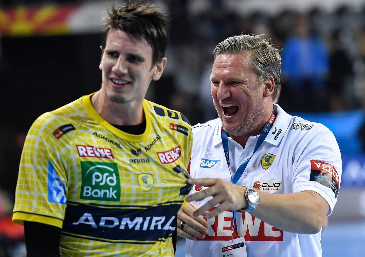 Nikolaj Jacobsen fejrer en sejr med stjernen Andy Schmid.