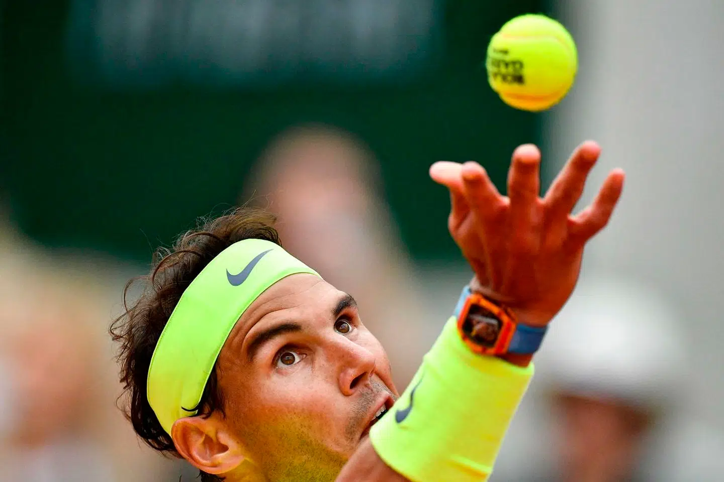 Rafael Nadal server i French Open-finalen mod Dominik Thiem.