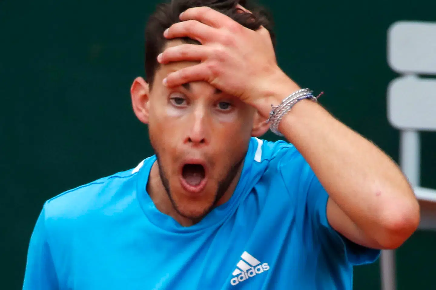 Dominik Thiem i aktion i French Open-finalen mod Rafael Nadal.