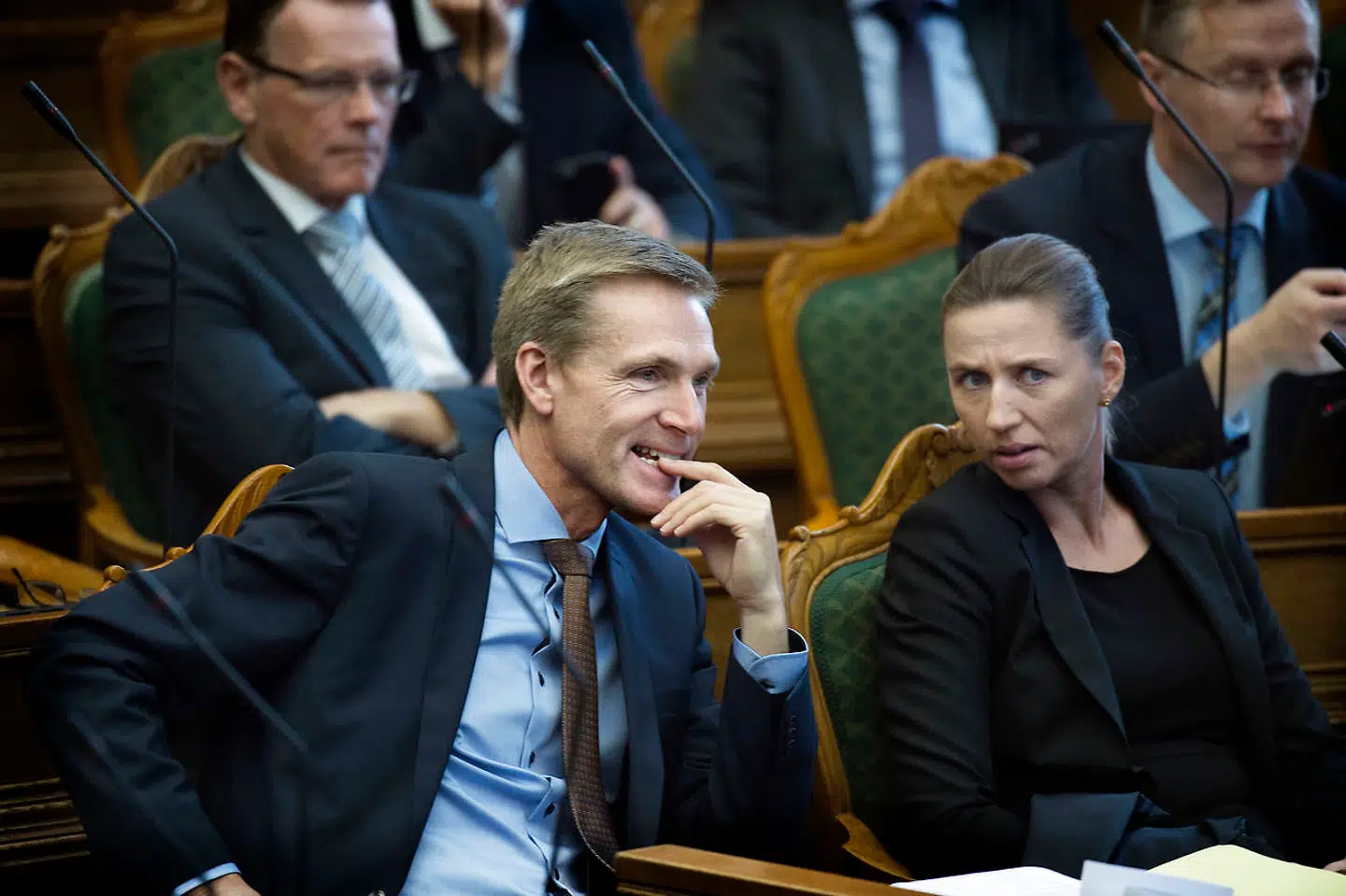 Kristian Thulesen Dahl og Mette Frederiksen i Folketingssalen i 2016, hvor de indledte deres politisk flirt.