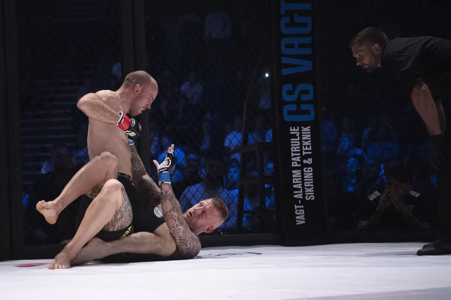 Mark O. Madsen og Patrick Nielsen nåede ikke at kæmpe en hel runde, før Mark O. Madsen fik ram på bokseren og vandt kampen. Bryderen og bokseren skulle have kæmpet i tre runder af fem minutter. Thomas Sjørup/Ritzau Scanpix